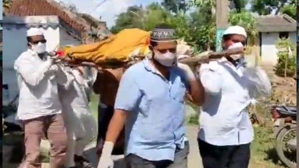 హిందూ మహిళకు ముస్లిం సోదరులు అంత్యక్రియలు: కరోనా సోకడంతో ముందుకురాని బంధువులు