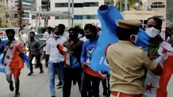 ధర్నాలు చేస్తేనే జైల్లో పెడితే.!కబ్జాలు చేస్తున్న మంత్రిని ఏం చేయాలి.?సూటిగా ప్రశ్నించని ఎన్ఎస్ యూఐ.!