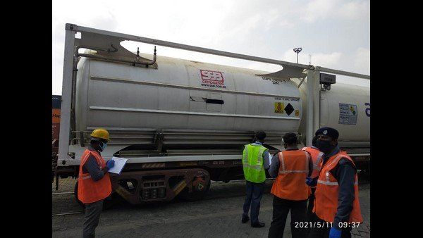 Oxygen Express: బెంగళూరులో ఆక్సిజన్ ఎక్స్ ప్రెస్ రైలు, కరోనా, ఐసీయూ కష్టాలకు బ్రేక్ !