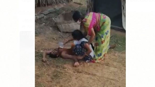 నాన్న లే నాన్నా ...దగ్గరకెళ్ళి, గొంతులో నీళ్ళు పోసి, కరోనాతో ప్రాణాలు పోతున్న తండ్రి కోసం కూతురు ఆక్రందన !!