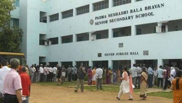 Teacher: టవల్ ముక్కతో ఆన్ లైన్ పాఠాలు చెప్పిన టీచర్, ధరిద్రం చూడలేక ?, సీఎం సోదరి ఎంట్రీతో !