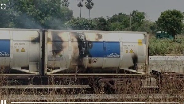 ఆక్సిజన్ ట్యాంకర్ దగ్ధం-గూడ్స్ రైలులో తరలిస్తుండగా ఒక్కసారిగా చెలరేగిన మంటలు...