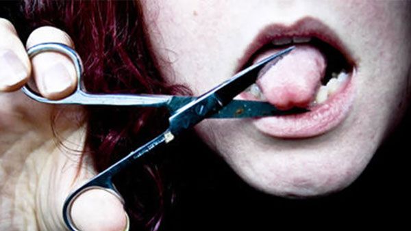 డీఎంకె గెలిచినందుకు... నాలుక కోసి మొక్కు చెల్లించుకున్న మహిళా అభిమాని...