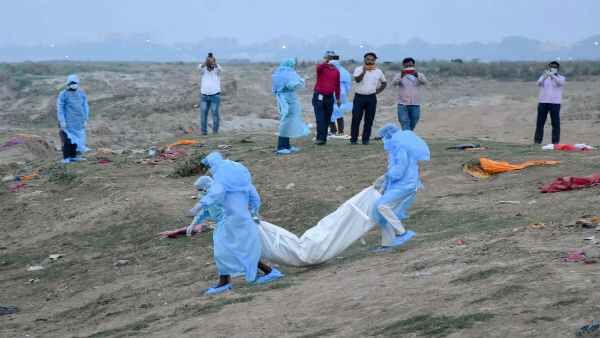 కరోనా వేళ షాకింగ్: రాత్రికి రాత్రే... మృతదేహాలను నదిలో విసిరేస్తున్న అంబులెన్సు డ్రైవర్లు...