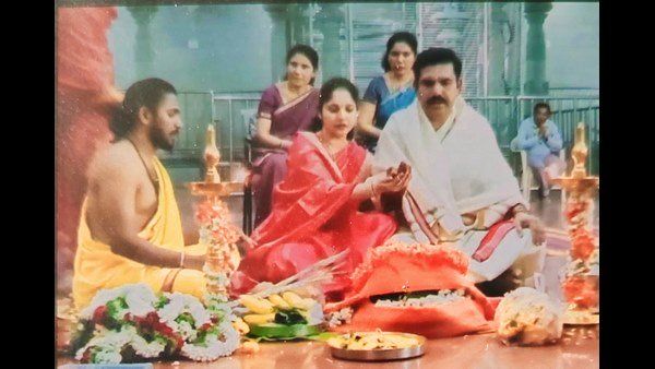 Coronavirus: CM కొడుక్కి స్పెషల్ రూల్స్ ?, భార్యతో కలిసి ఎంట్రీ, మేము ఏం పాపం చేశాము ?