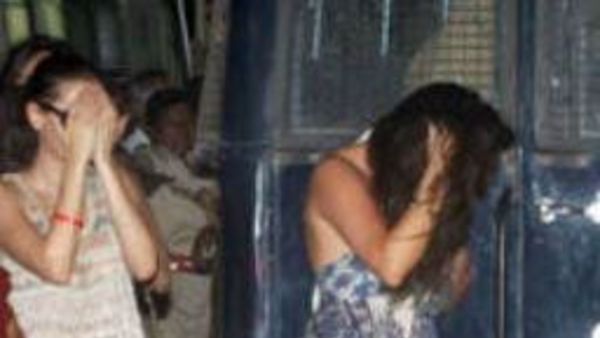 గుంటూరులో ఓ హోటల్ లో బర్త్ డే పార్టీ .. కాల్ గర్ల్స్ తో .. రేవ్ పార్టీనా ?పోలీసుల విచారణ