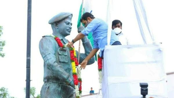 కల్నల్ సంతోష్ బాబు కాంస్య విగ్రహం ఆవిష్కరించిన మంత్రి కేటీఆర్
