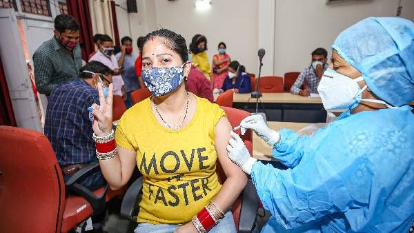 వ్యాక్సిన్లపై కేంద్రం సంచలన నిర్ణయం -Co-WIN రిజిస్ట్రేషన్ అవసరం లేదు -దగ్గర్లోని టీకా కేంద్రంలో నేరుగా..