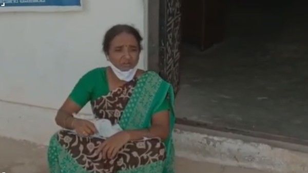 తాళిబొట్టు గేటుకు కట్టి .. తన భూమి తన పేర పట్టా చెయ్యాలని తహసీల్దార్ ఆఫీస్ వద్ద మహిళ షాకింగ్ నిరసన