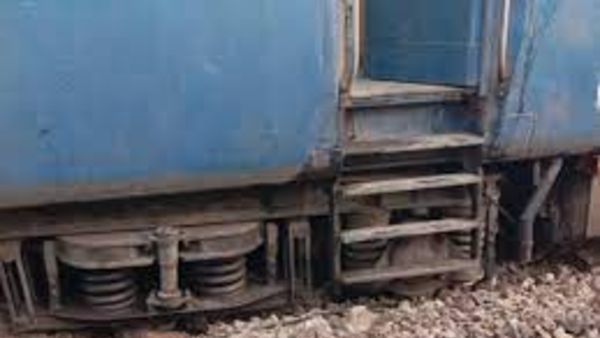 రాజధాని ఎక్స్‌ప్రెస్‌కు తప్పిన ప్రమాదం: సొరంగ మార్గంలో పట్టాలు తప్పిన రైలు