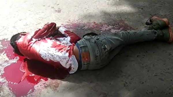 విజయవాడ దుర్గా అగ్రహారంలో దారుణం-పట్టపగలే నడిరోడ్డుపై కత్తులతో నరికి హత్య