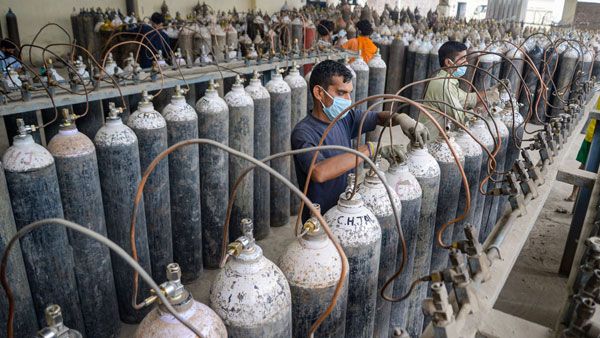 ఆక్సిజన్ డిమాండ్‌పై ఢిల్లీ సర్కార్‌కు ఊరట- ఎయిమ్స్‌ ఛీఫ్‌ క్లారిటీతో