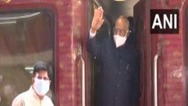 సొంతూరికి రైలులో రాష్ట్రపతి దంపతులు.. కట్టుదిట్టమైన భద్రత మధ్య జర్నీ..