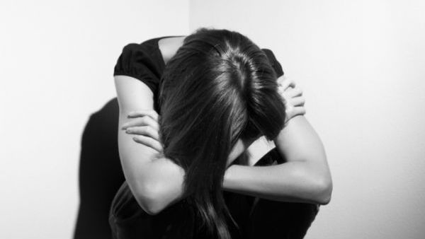 College girl:బాయ్ ఫ్రెండ్స్ తో వెళ్లిన అమ్మాయి, పోలాల్లో ఆరు మంది గ్యాంగ్ రేప్, కులం అడ్డం !