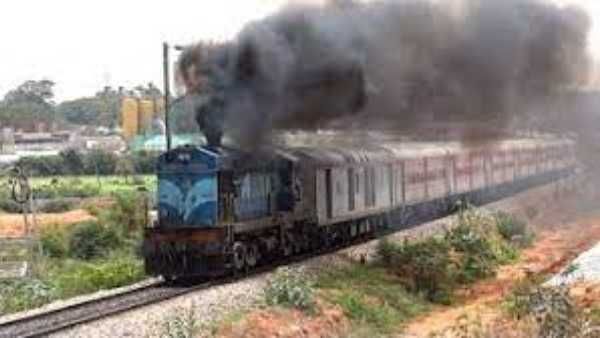 ఆదిలాబాద్-నాందేడ్ ఇంటర్‌సిటీ రైలు ఇంజిన్‌లో పొగలు... బయటకు పరుగులు తీసిన ప్రయాణికులు