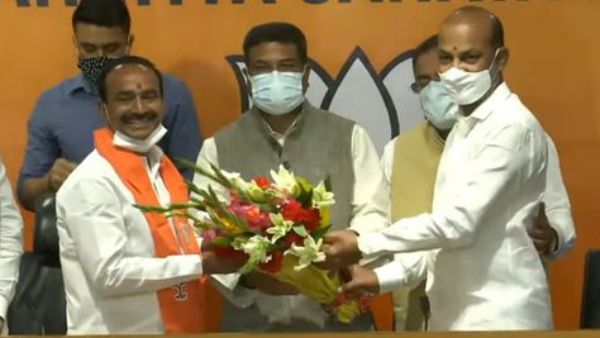 గులాబీ పోయి కాషాయ కండువా వచ్చె: బీజేపీలో ఈటల, మాజీ డీఎస్పీ నళిని: జేపీ నడ్డా గైర్హాజర్