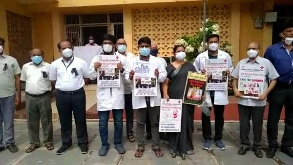 దాడులపై ఏపీలో డాక్టర్ల నిరసనలు- కఠిన చట్టాలు, కరోనా సాయానికి డిమాండ్‌