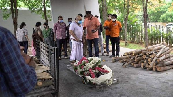 Vijayawada లో షాకింగ్‌-చనిపోయిందని బాడీ అప్పగింత-అంత్యక్రియలు-తిరిగొచ్చిన వృద్ధురాలు