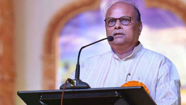 ఆ హామీపై చేతులెత్తేసిన జగన్ .. వైసీపీ ఎంపీలు రాజీనామా చెయ్యండి : యనమల డిమాండ్