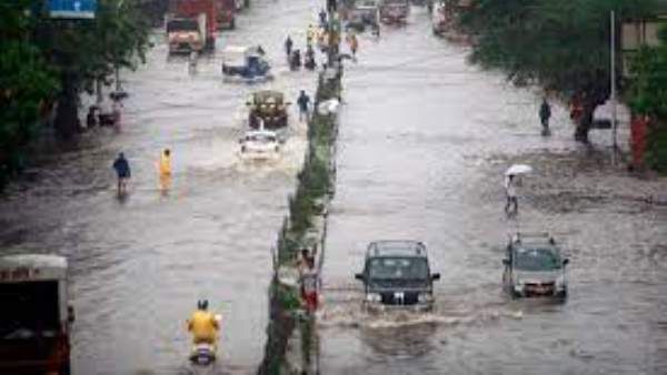 ముంబైలో దంచికొడుతున్న వర్షాలు.. చెరువులను తలపిస్తున్న రోడ్లు, రైల్వే ట్రాక్స్ పైకి నీళ్ళు.. అలెర్ట్ !!