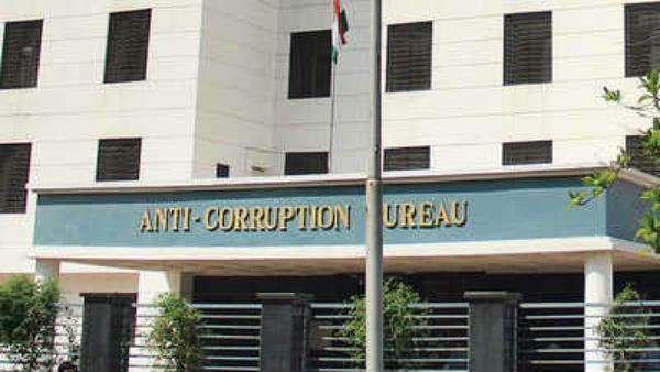 విశాఖ, విజయనగరం జిల్లాల్లో 12 తహసీల్దార్ కార్యాలయాల్లో ఏసీబీ సోదాలు