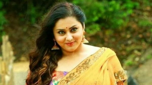 టీటీడీపై నటి నమిత షాకింగ్ కామెంట్స్ .. టీటీడీ పని తీరుపై అసంతృప్తి