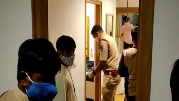 మాదాపూర్ హోటల్‌లో దారుణం: ప్రియురాలి గొంతుకోసి, ప్రియుడు ఆత్మహత్య