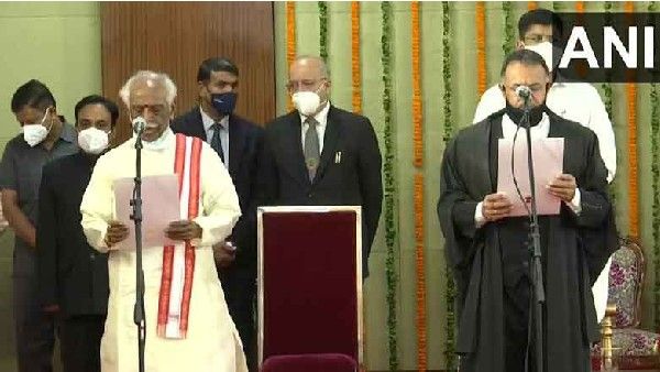 హర్యానా గవర్నర్‌గా దత్తాత్రేయ ప్రమాణం: స్వాగతం పలికిన సీఎం మనోహర్