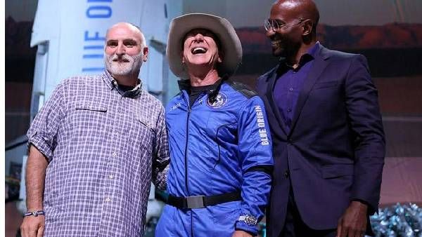 రోదసీ యాత్ర అనంతరం కీలక ప్రకటన చేసిన బెజోస్ .. ఆ హీరోలకు 