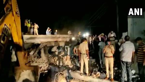 కూలిన మూడంతస్తుల భవనం.. ఒకరి మృతి, చిక్కుకున్న ఆరుగురు