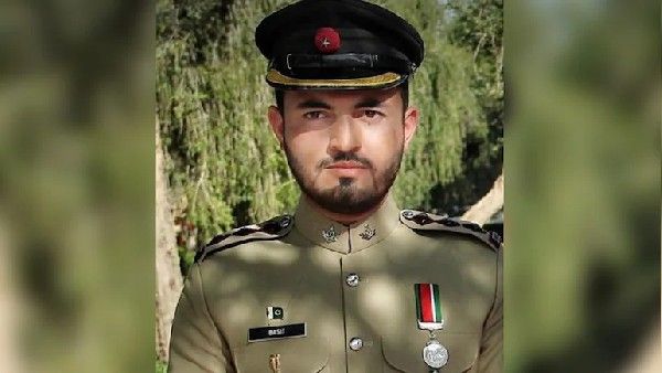 ఉగ్రవాదుల దుశ్చర్య: కాల్పుల్లో కెప్టెన్ సహా 11 మంది సైనికుల మృతి