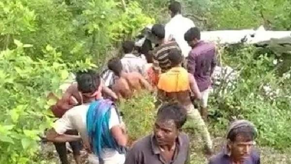 కుప్పకూలిన ఎయిర్‌క్రాఫ్ట్: పైలట్ మృతి, ట్రైనీ పైలట్‌కు తీవ్రగాయాలు