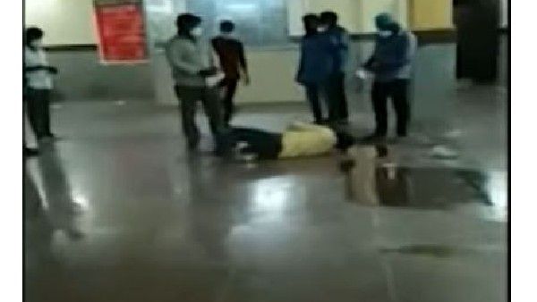 విషాదం: వరంగల్ ఎంజీఎం ఆస్పత్రిపై నుంచి దూకి కరోనా రోగి ఆత్మహత్య