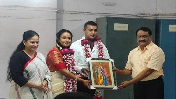 వావ్.. సింపుల్‌గా పెళ్లి, రూ.500తో పూర్తి.. ఇద్దరు ఉన్నత ఉద్యోగులే..