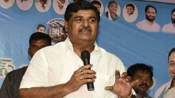 మంత్రి ధర్మాన కృష్ణదాస్ కు షాక్ .. శంకుస్థాపన శిలా ఫలకంపై మంత్రి స్థానంలో మాజీ మంత్రి ధర్మాన ప్రసాదరావు ఫోటో !