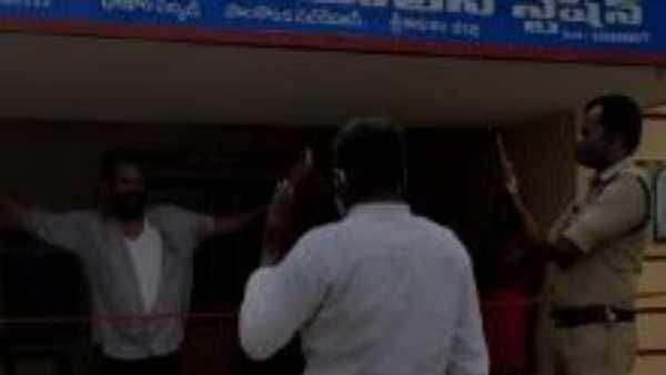 మా ప్రభుత్వం, మా పాలన, మా ఇష్టం, అడ్డొస్తే పోలీసులైనా సరే .. పోలీసులే షాక్ అయ్యేలా మందుబాబు వీరంగం