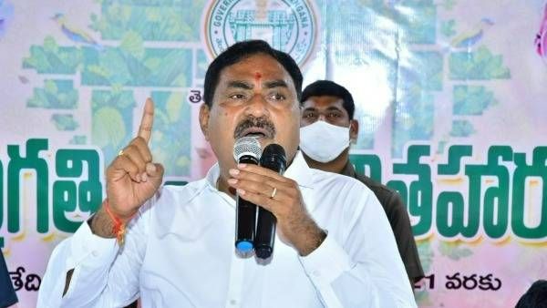 ఎర్రబెల్లికి నిరసన సెగ, రుణమాఫీ, డబుల్ బెడ్ రూం ఏదీ అని నిలదీత