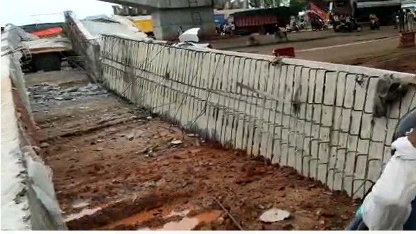 హతవిధి: కూలిన ఫ్లై ఓవర్ బ్రిడ్జీ పిల్లర్, ఇద్దరు మృతి