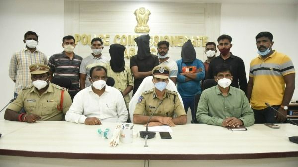 కర్రీ పాయింట్ ఒకరు, ట్యాక్సీ తో ఇంకొకరు : కరోనా కలిపింది ఇద్దరినీ, డబ్బు కోసం గంజాయి దందా !!