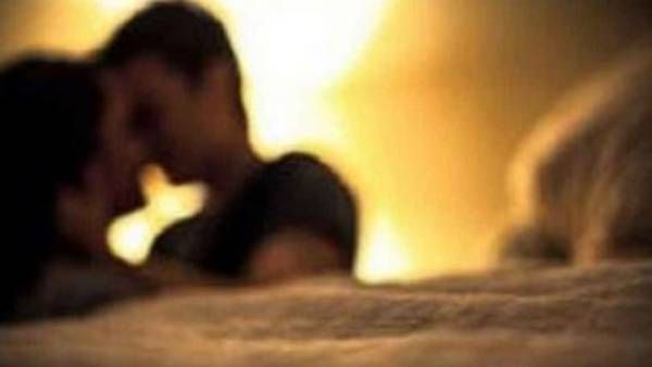 Wife friend: ఊరికి వెళ్లిన భార్య, పెళ్లాం ఫ్రెండ్ ను టీ తాగాలని పిలిచి జ్యూస్ పిండేశాడు, వీడియో తీసి