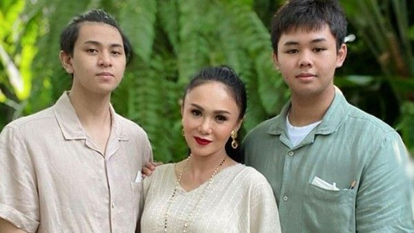 వామ్మో.. కుమారులతో కలిసి పోర్న్ చూస్తా.. పాప్ స్టార్ సెన్సేషనల్ కామెంట్స్