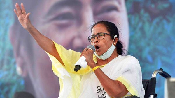 బెంగాల్ నుంచి ఇద్దరు మంత్రులు ఔట్, మోడీపై దీదీ గుస్సా.. వారేం చేశారని ప్రశ్న