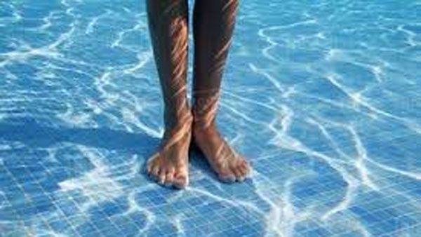 నడి సంద్రంలో మునిగిన ఓడ.. రెండురోజులు ఈది, చివరకు ఇలా..