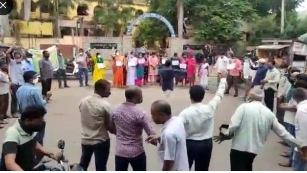 హైకోర్టు ఆదేశాల బేఖాతర్-మాన్సాస్ ఉద్యోగులకు అందని జీతాలు-నిరసనల పర్వం