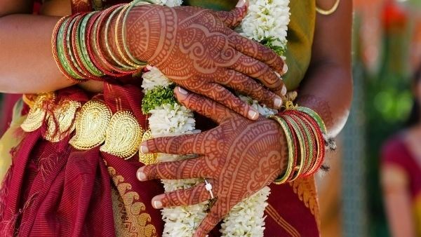 ఆషాఢంలో గోరింటాకు ఎందుకు పెట్టుకుంటారు.. కొత్త పెళ్లికూతురుకు ఏం గుర్తు చేస్తుంది..?