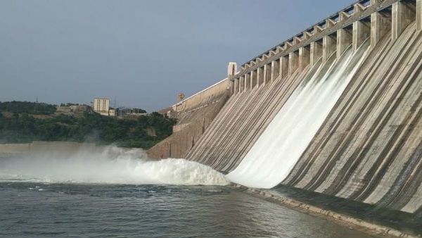 ప్రాజెక్ట్ ల వద్ద టెన్షన్ టెన్షన్ : రంగంలోకి ఏపీ పోలీసులు .. సాగర్ లో ఏపీ అధికారుల అడ్డగింత !!