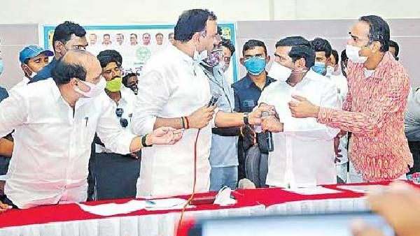 కాంగ్రెస్ ఎమ్మెల్యే రాజగోపాల్ రెడ్డిపై కేసు నమోదు: మంత్రితో వాగ్వాదమే కారణం?