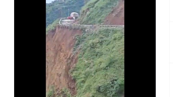 viral video: ఒళ్లు గగుర్పొడిచే బీభత్సం -లోయలోకి కుప్పకూలిన ఘాట్ రోడ్డు -NH 707 మూసివేత