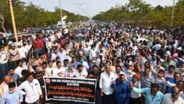 కేంద్ర అఫిడవిట్ పై కార్మికుల కన్నెర్ర .. విశాఖ స్టీల్ ప్లాంట్ వద్ద ఉద్రిక్తత ; భారీగా పోలీసుల పహారా !!