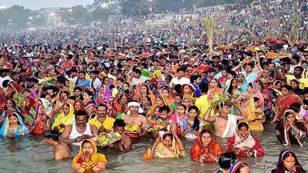 మహిళా భక్తులు స్నానం చేస్తుండగా ఫోటోలు,వీడియోలు... బ్లాక్‌మెయిల్‌కి పాల్పడ్డ కానిస్టేబుల్ అరెస్ట్
